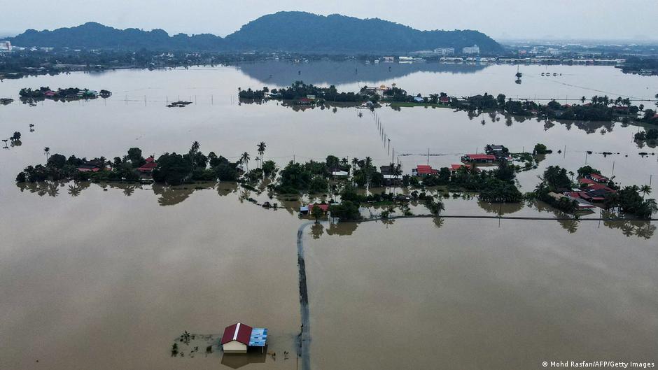 Southeast Asia floods: More than 250 deaths reported  DW  11/28/2025