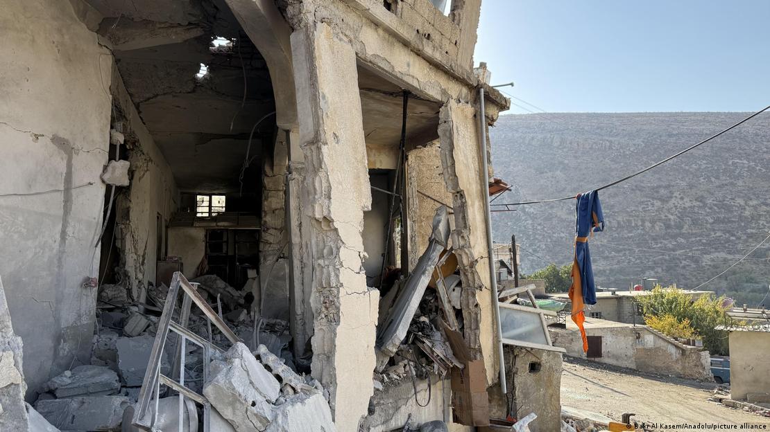 Una vista de una casa destruida y de escombros después de una incursión llevada a cabo por el Ejército israelí en la aldea de Beit Jin, cerca de Damasco, Siria, el 28 de noviembre de 2025. Allí han muerto 13 personas, incluidos dos niños y dos mujeres.