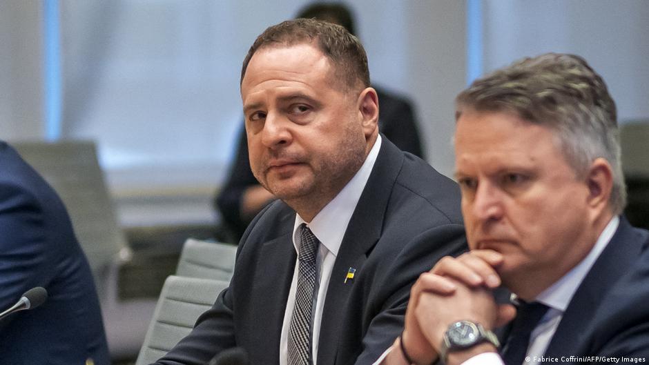 Ukrainian anti-graft agency investigates top Zelenskyy aide – DW – 11/28/2025