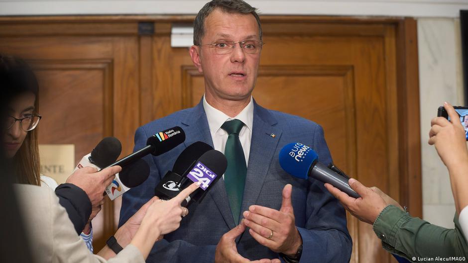 Міністр оборони Румунії йде з посади за "помилку" в резюме – DW – 28.11.2025
