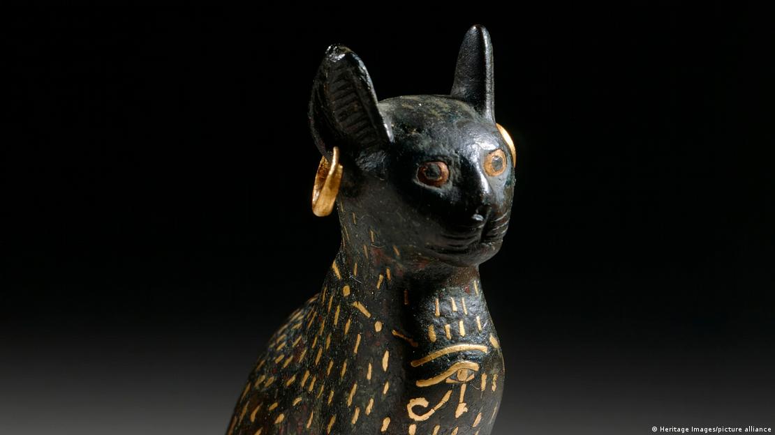 Figurina egipcia de la diosa Bastet (1081-525 a.C.). En Egipto los gatos eran venerados como animales con valor religioso y simbólico, siendo momificados para acompañar a la élite en sus enterramientos.