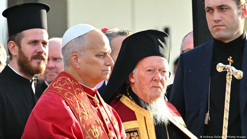 Pope prays for unity at historic Christian site in Turkey – DW – 11