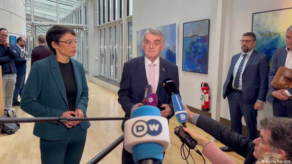 Ministar unutrašnjih poslova Severne Rajne Vestfalije Herbert Rojl (CDU) odgovara na pitanja novinara u parlamentu u Diseldorfu (28. novembar 2025.)