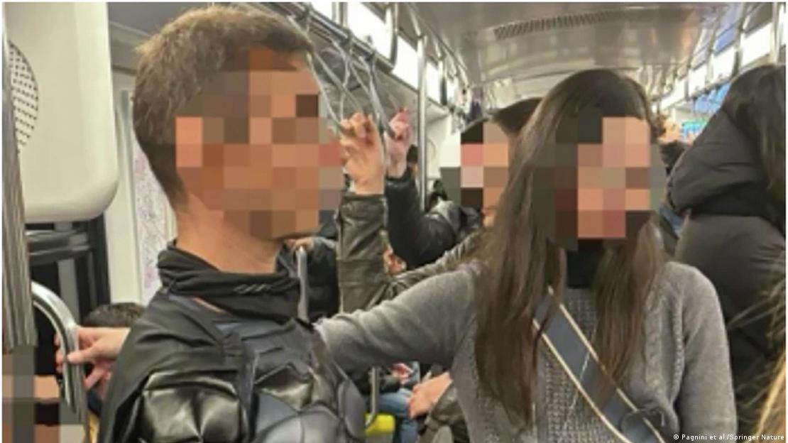 Un hombre disfrazado de Batman entraba al vagón por otra puerta sin interactuar con los demás viajeros durante el experimento.