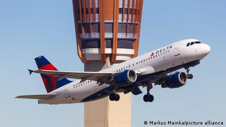 Ein Delta Air Lines Airbus A320 hebt vom Flughafen Sky Harbor in Pheonix, USA, ab. 
