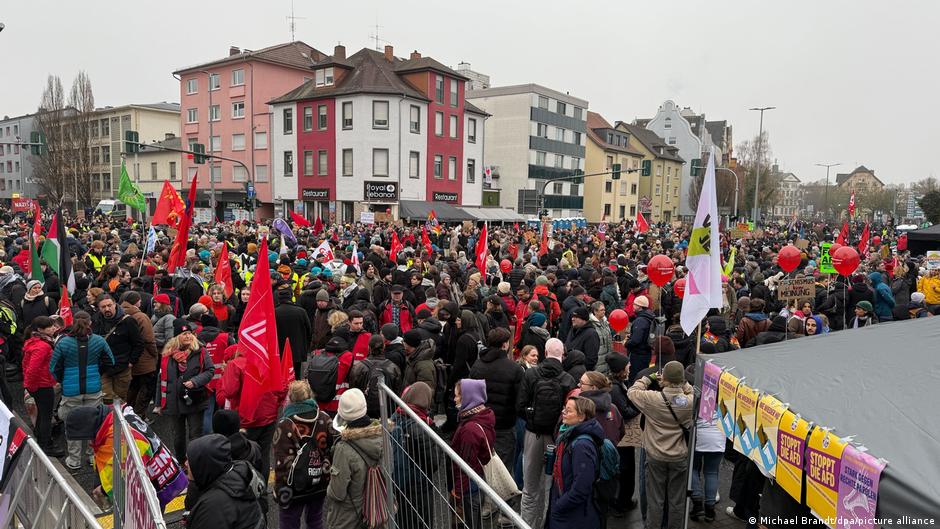 З'їзд Альтернативи для Німеччини: протестують десятки тисяч – DW – 29.11.2025