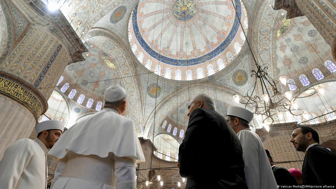 Papa (soldan ikinci) Sultanahmet Camisi'nde, Diyanet ve Bakanlık yetkilileri ile