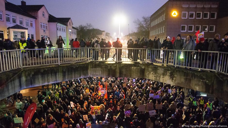 Germany: Thousands rally against far-right youth group – DW – 12/04/2025