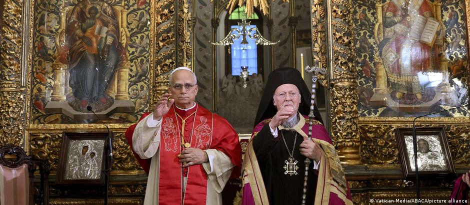 Papa Leão 14 e o Patriarca de Constantinopla, Bartolomeu 1°, juntos na igreja de São Jorge, em Istambul, em novembro de 2025