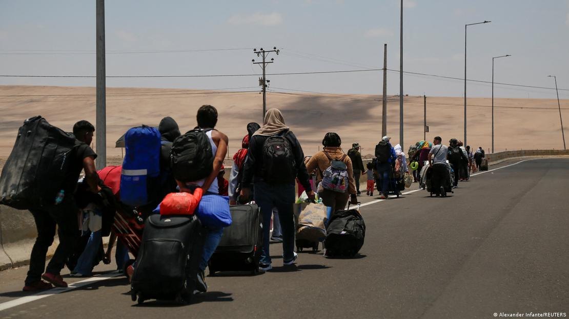 Un grupo de migrantes venezolanos que querían cruzar hacia Chile sin lograrlo emprenden, a pie y con sus valijas y pertenencias, su regreso a Perú. (Archivo). Un grupo de migrantes venezolanos que querían cruzar hacia Chile sin lograrlo emprenden, a pie y con sus valijas y pertenencias, su regreso a Perú. (Archivo).