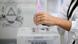 En la imagen se observa a una mujer metiendo su voto en una de las urnas durante los comicios. En la imagen se observa a una mujer metiendo su voto en una de las urnas durante los comicios.