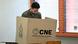 Un hombre sufraga en las elecciones generales de Honduras, en Tegucigalpa (30.11.2025) Un hombre sufraga en las elecciones generales de Honduras, en Tegucigalpa (30.11.2025)