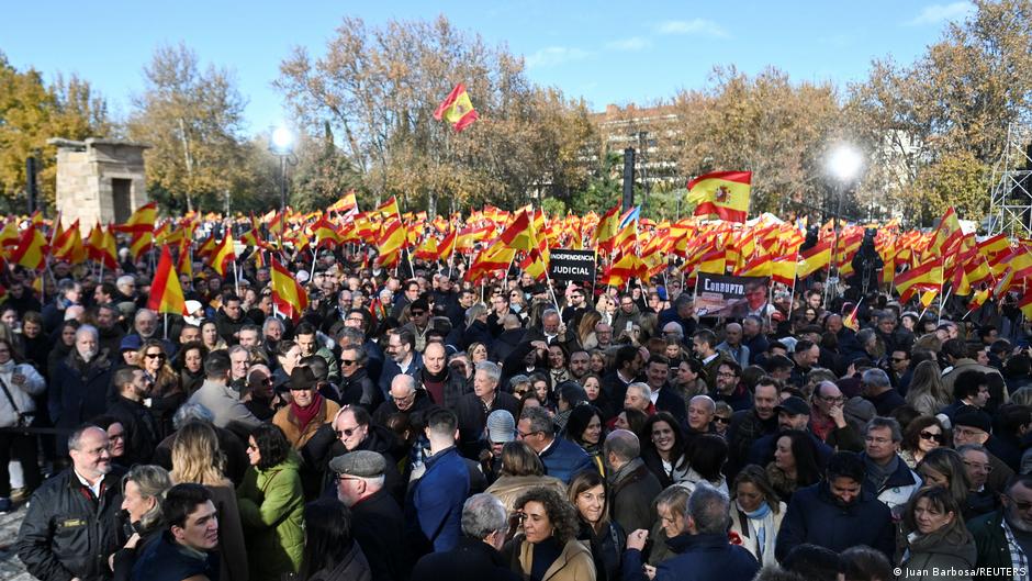 Spain: Thousands of protesters call for Sanchez to resign