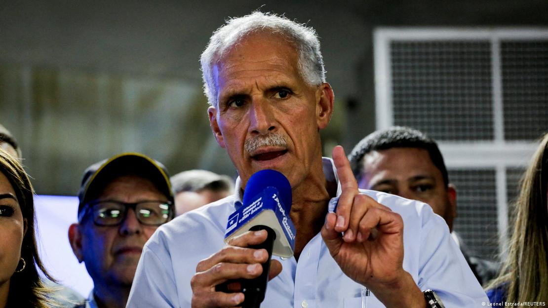 Nasry Asfura fala ao microfone