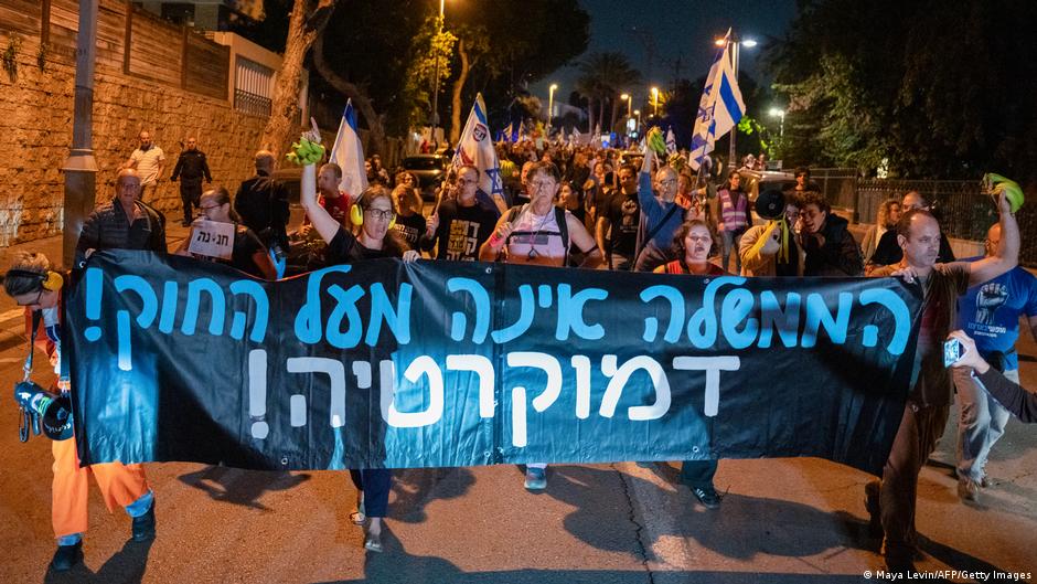 Protesti ispred rezidencije predsednika Hercoga u Telavivu, nakon što je Netanjahu zatražio pomilovanje,30.11.2025.