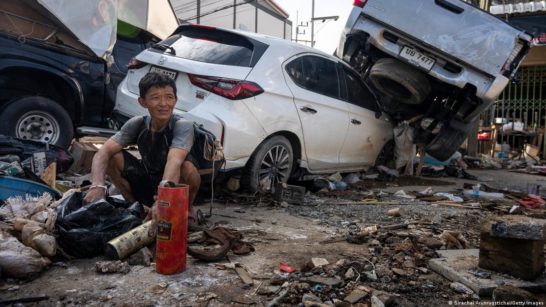 Tailandia Hat Yai 2025 | Residente entre vehículos dañados tras las inundaciones