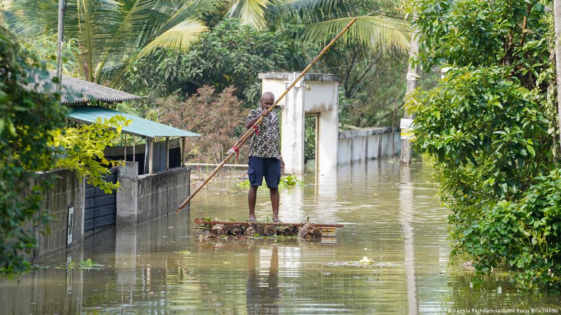 Sri Lanka Colombo 2025 | Residente navega sobre una construcción con maderos por una calle inundada tras el ciclón Ditwah