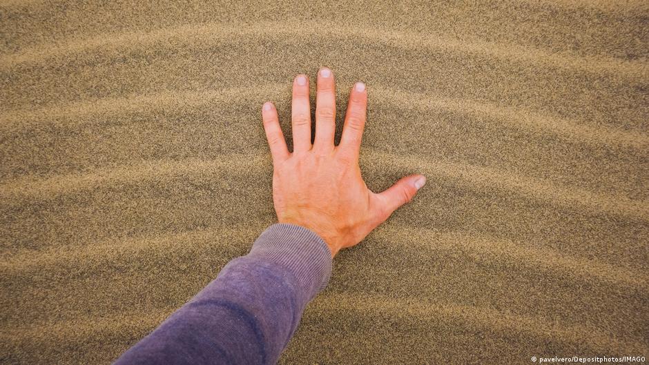 Estudo revela "tato remoto" humano, prometendo avanços na robótica.