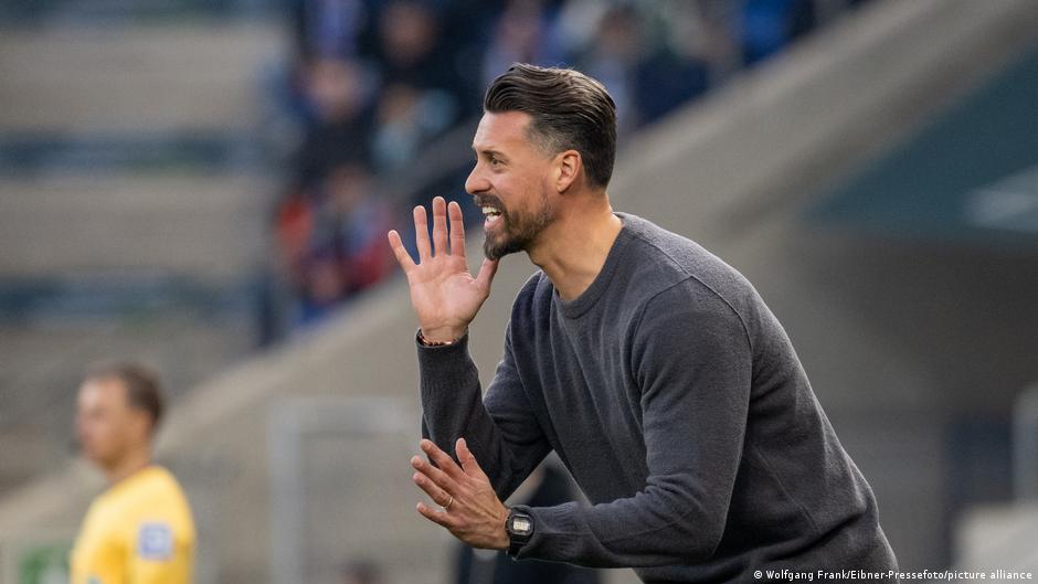 Bundesliga-FC-Augsburg-entl-sst-Trainer-Sandro-Wagner