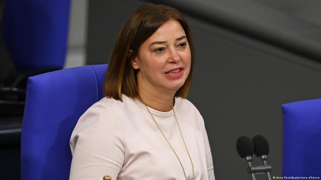 Yvonne Magwas, miembro del partido conservador CDU de Alemania, abandonó su lugar en el parlamento por agresiones constantes. Aquí, sentada durante una sesión del Bundestag. Yvonne Magwas, miembro del partido conservador CDU de Alemania, abandonó su lugar en el parlamento por agresiones constantes. Aquí, sentada durante una sesión del Bundestag.