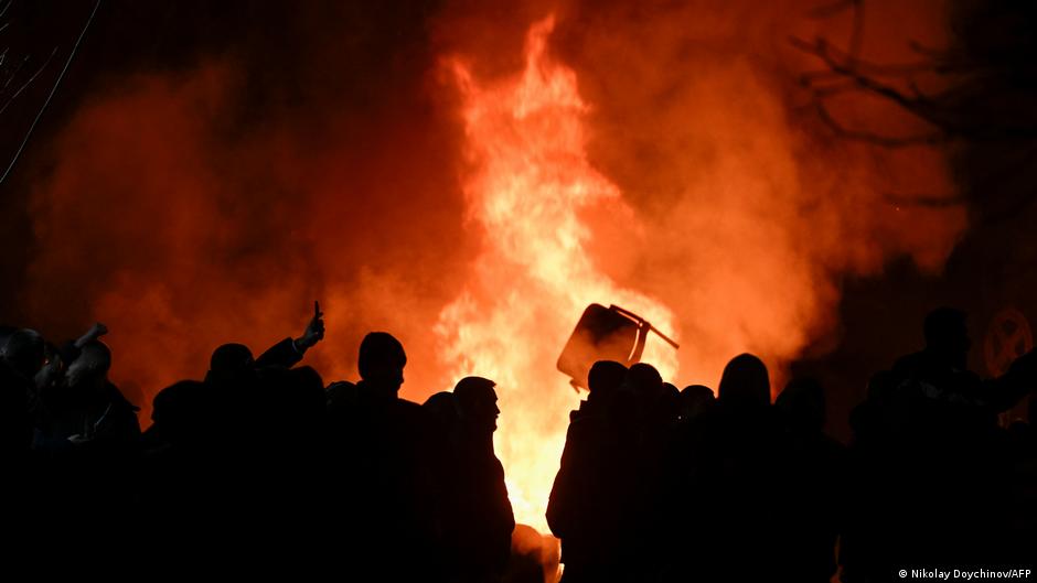 Zapaljeni kontejneri na protestima u Sofiji