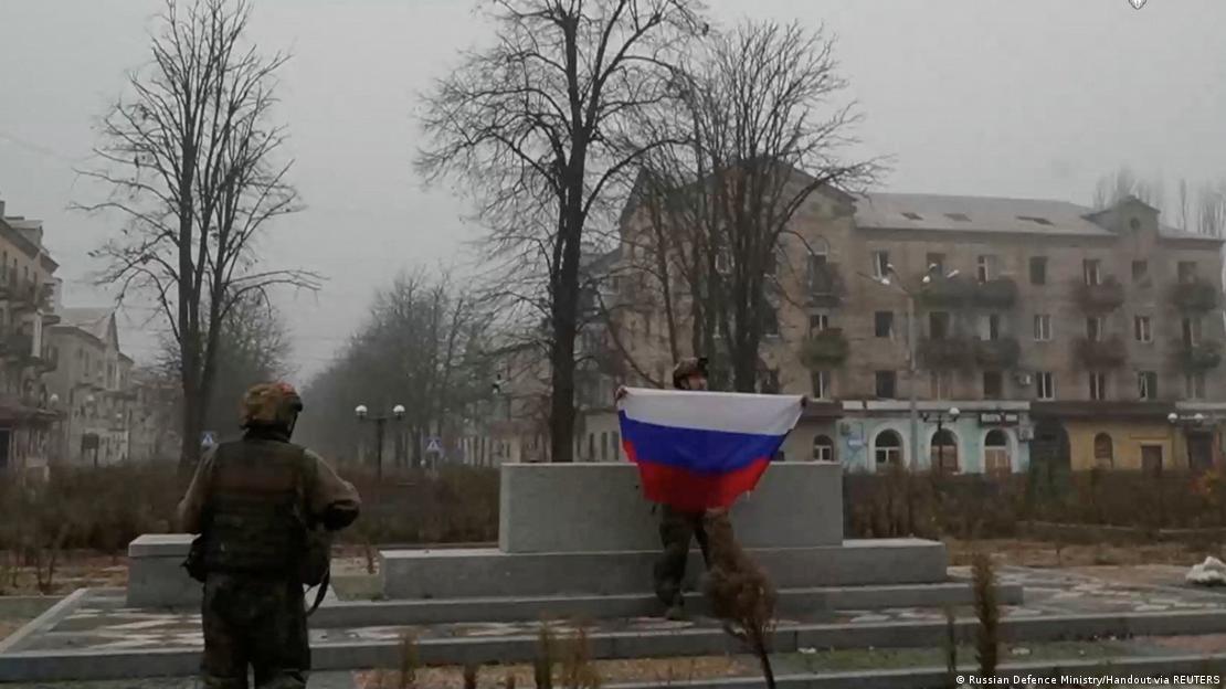 Soldados con bandera rusa en el centro de Pokrovsk.