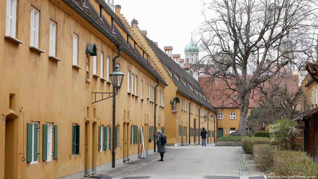 Pamje e një rruge me shtëpi në kompleksin e banimit social Fugger në Augsburg.