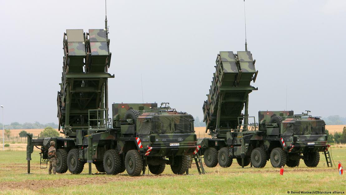 Caminhões com sistemas de lançamento de mísseis em campo