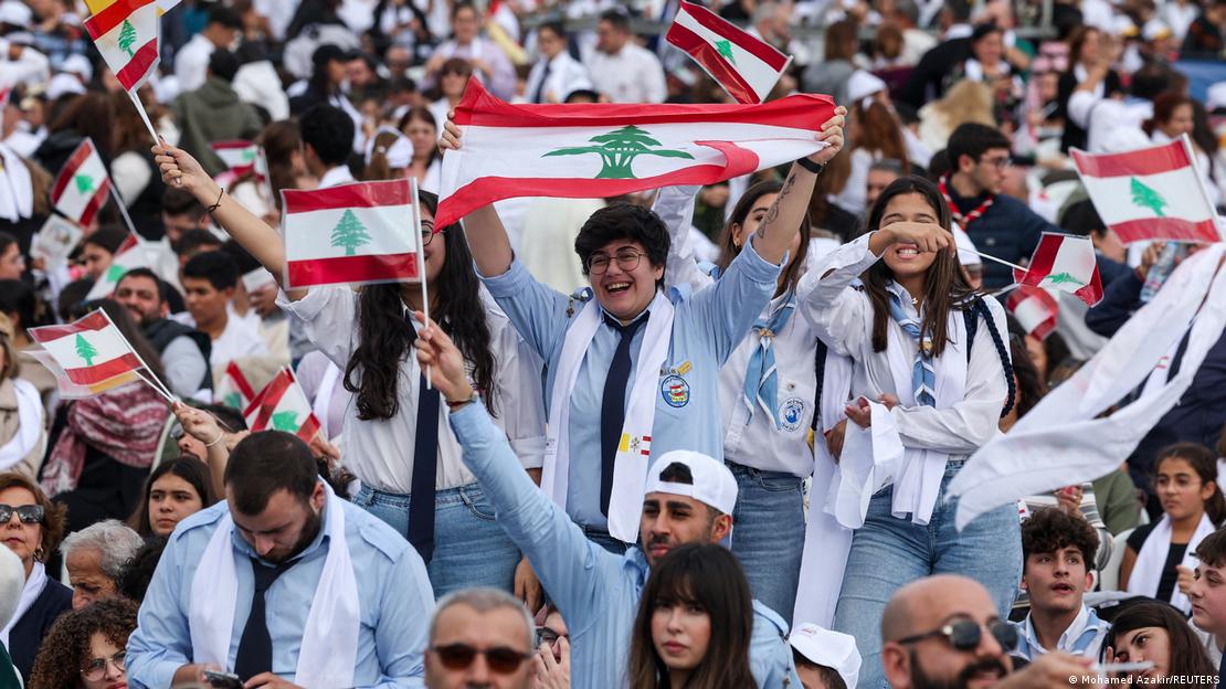 Beirut | Fieles ondean banderas del Líbano durante una misa del papa León XIV