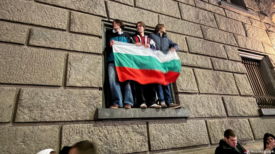 Mladi demonstranti na prozoru