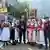 Grupo folclórico con trajes típicos de los Sudetes junto al jefe de Gobierno de Baviera , Markus Söder.