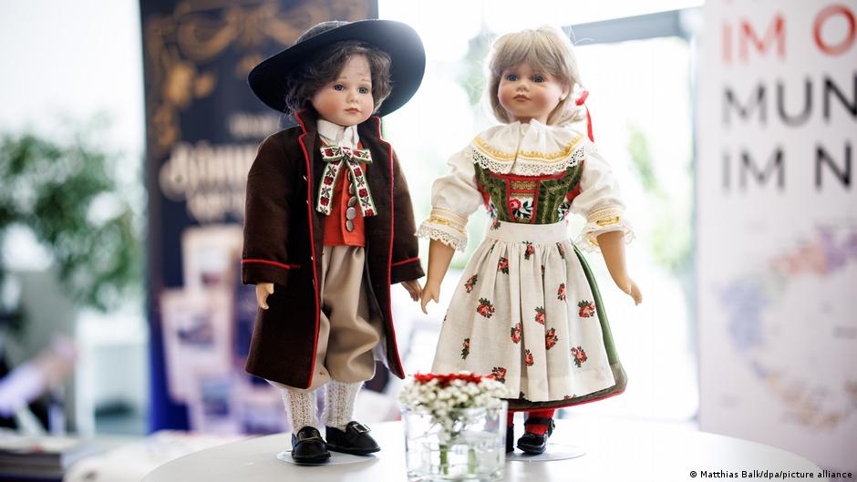 Narodna nošnja na lutkama izloženim na Danu Sudetskih Nemaca u Minhenu