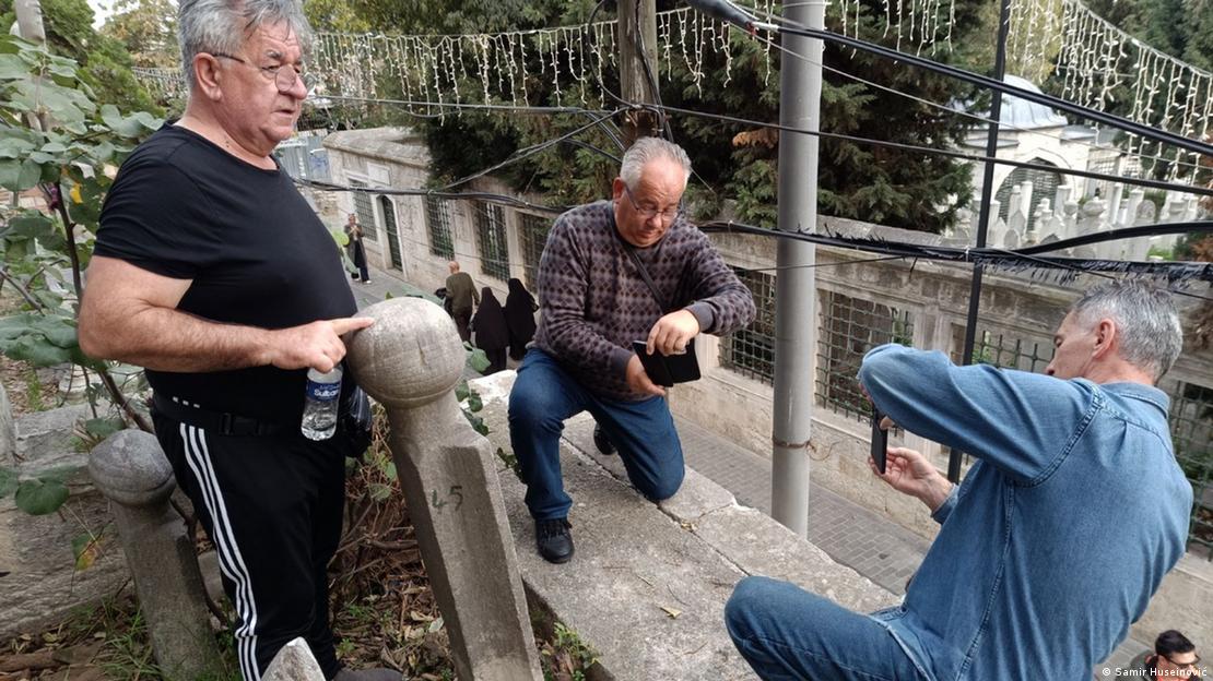 Posjetioci iz Bosne i Hercegovine na grobu Zmaja od Bosne