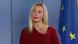 Federica Mogherini, una mujer rubia, vestida de roja ante una bandera de la UE Federica Mogherini, una mujer rubia, vestida de roja ante una bandera de la UE
