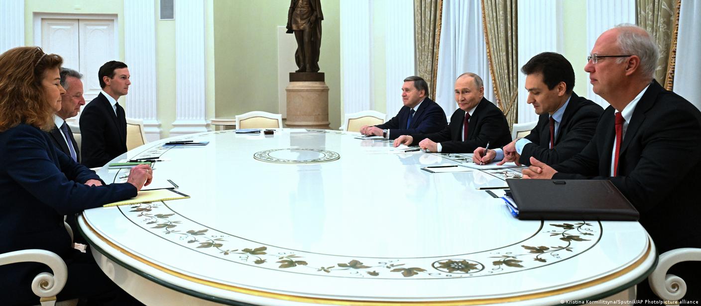 دیدار نمایندگان آمریکا (چپ) با پوتین و مشاوران او برای بحث درباره طرح صلح اوکراین