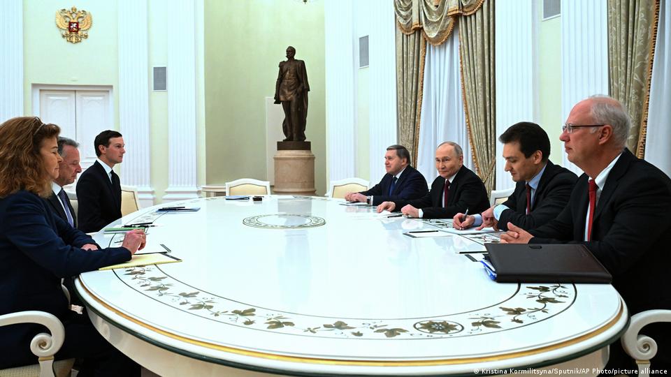 امریکی خصوصی مندوبین اسٹیو وٹکوف اور جیرڈ کشنر (بائیں) کریملن میں روسی صدر پوٹن (دائیں طرف سے تیسرے) کے ساتھ ملاقات کرتے ہوئے، گزشتہ برس دسمبر میں لی گئی ایک تصویر امریکی خصوصی مندوبین اسٹیو وٹکوف اور جیرڈ کشنر (بائیں) کریملن میں روسی صدر پوٹن (دائیں طرف سے تیسرے) کے ساتھ ملاقات کرتے ہوئے، گزشتہ برس دسمبر میں لی گئی ایک تصویر