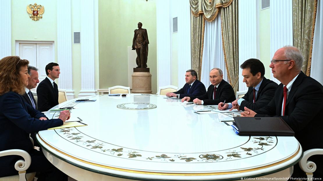 Langer runder Tisch: Auf der linken Seite sitzt die US-Delegation, rechts sitzen Wladimir Putin und drei enge Mitarbeiter 