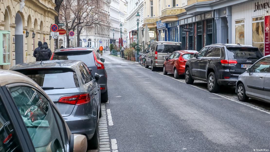 Carros estacionados em rua de Viena