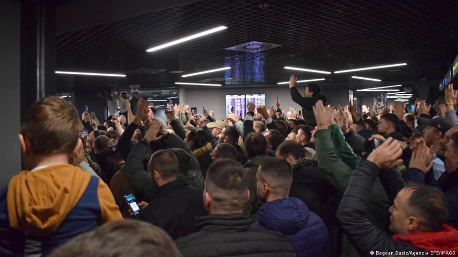 Navijači Partizana u holu aerodroma „Nikola Tesla“ u Beogradu 27. novembra