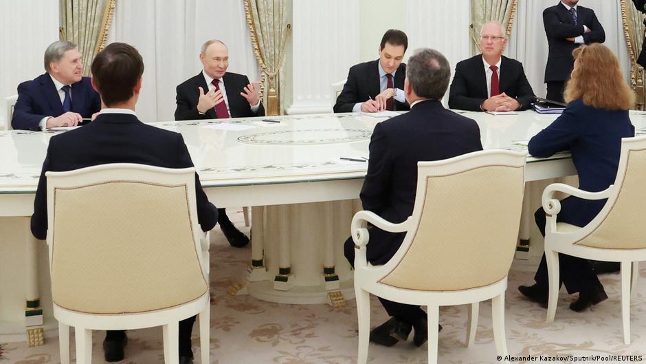 Ruski predsjednik Vladimir Putin u razgovoru s američkim izaslanicima Stivom Vitkofom i Džaredom Kušnerom u Kremlju (za stolom nije bilo Evropljana)