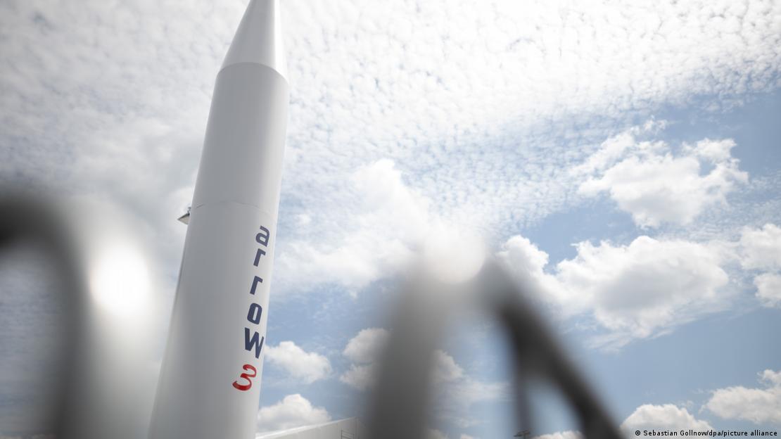 Üzerinde Arrow 3 yazan bir füze, arka planında gökyüzü var  