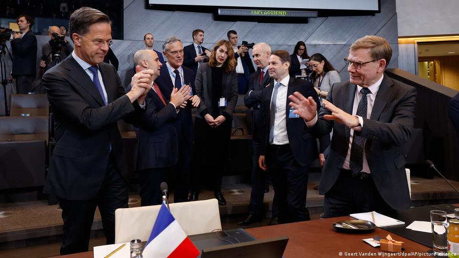 Johan Vadeful (desno) u razgovoru s generalnim sekretarom NATO Markom Ruteom na početku susreta ministara spoljnnih poslova zemalja-članica vojne alijanse u Biselu