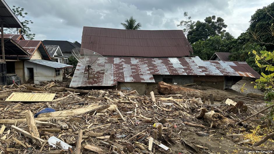 Indonesia flood crisis: Delayed disaster status draws anger – DW – 12