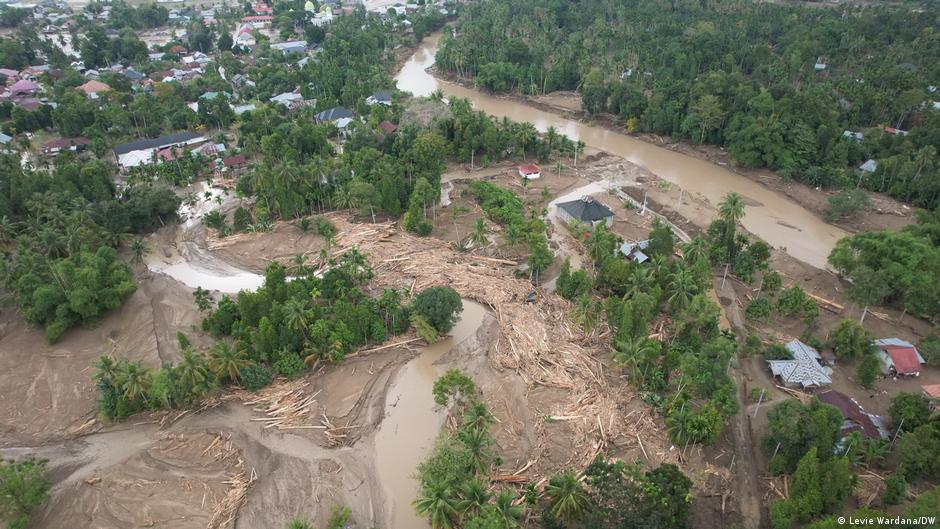 Flood rescue efforts intensify in Indonesia – DW – 12