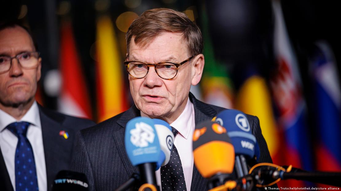 Ministro alemão do Exterior, Johann Wadephul, concede entrevista à repórteres