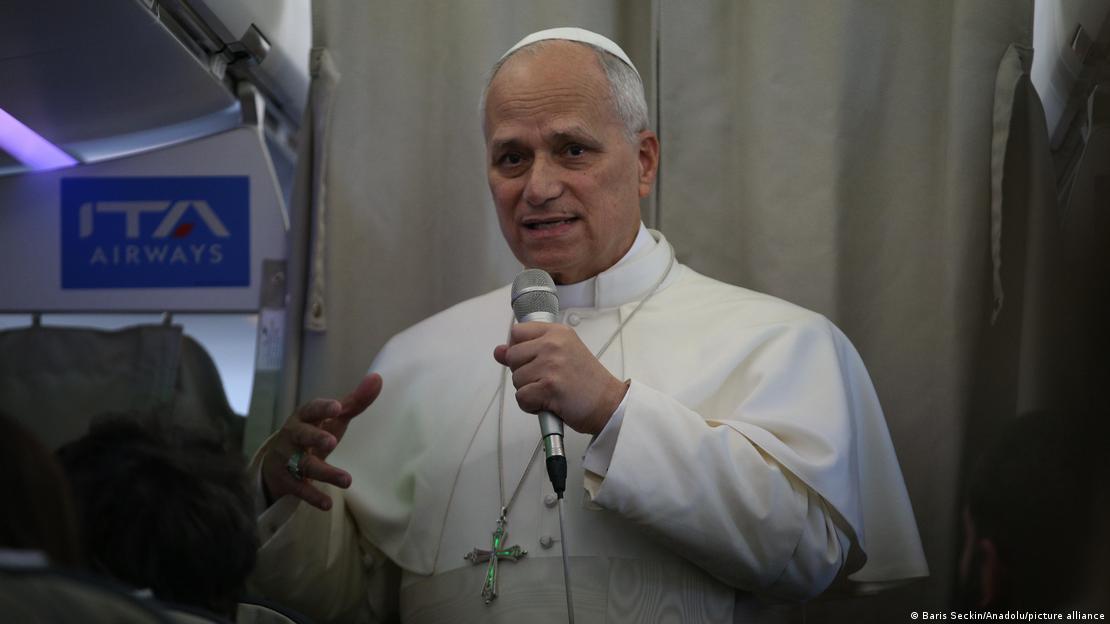 Vatikan Rom 2025 | Papst Leo XIV. bei einer Pressekonferenz im  Flugzeug (02.12.2025)