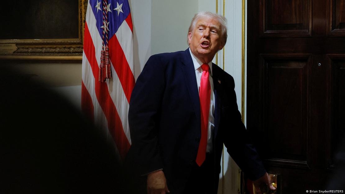 USA Washington D.C. 2025 | Donald Trump spricht, als er gerade die Tür des Kabinettssaals von innen öffnen will (02.12.2025)