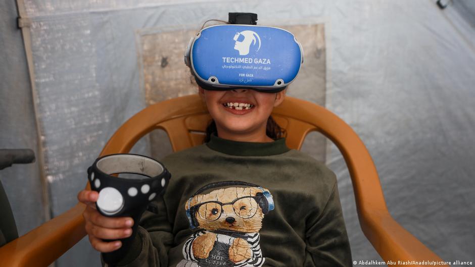 VR therapy offers children in Gaza brief reprieve from war – DW – 12