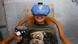 Ein Mädchen mit einem Bärchenpullover hat eine VR-Brille, die Steuerung in der Hand und lacht Ein Mädchen mit einem Bärchenpullover hat eine VR-Brille, die Steuerung in der Hand und lacht