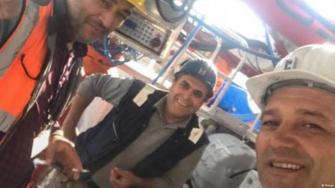 Maden işçisi Durmuş Olgunsoy iki meslektaşı ile poz verirken 